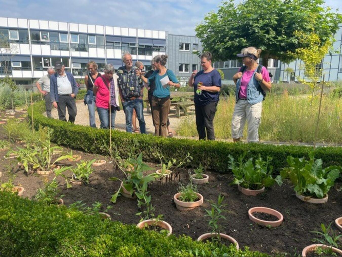Erstes Treffen, erster Arbeitseinsatz für die AG-Mitglieder im neuen Kneipp-Kräutergarten in Elten. Foto: privat