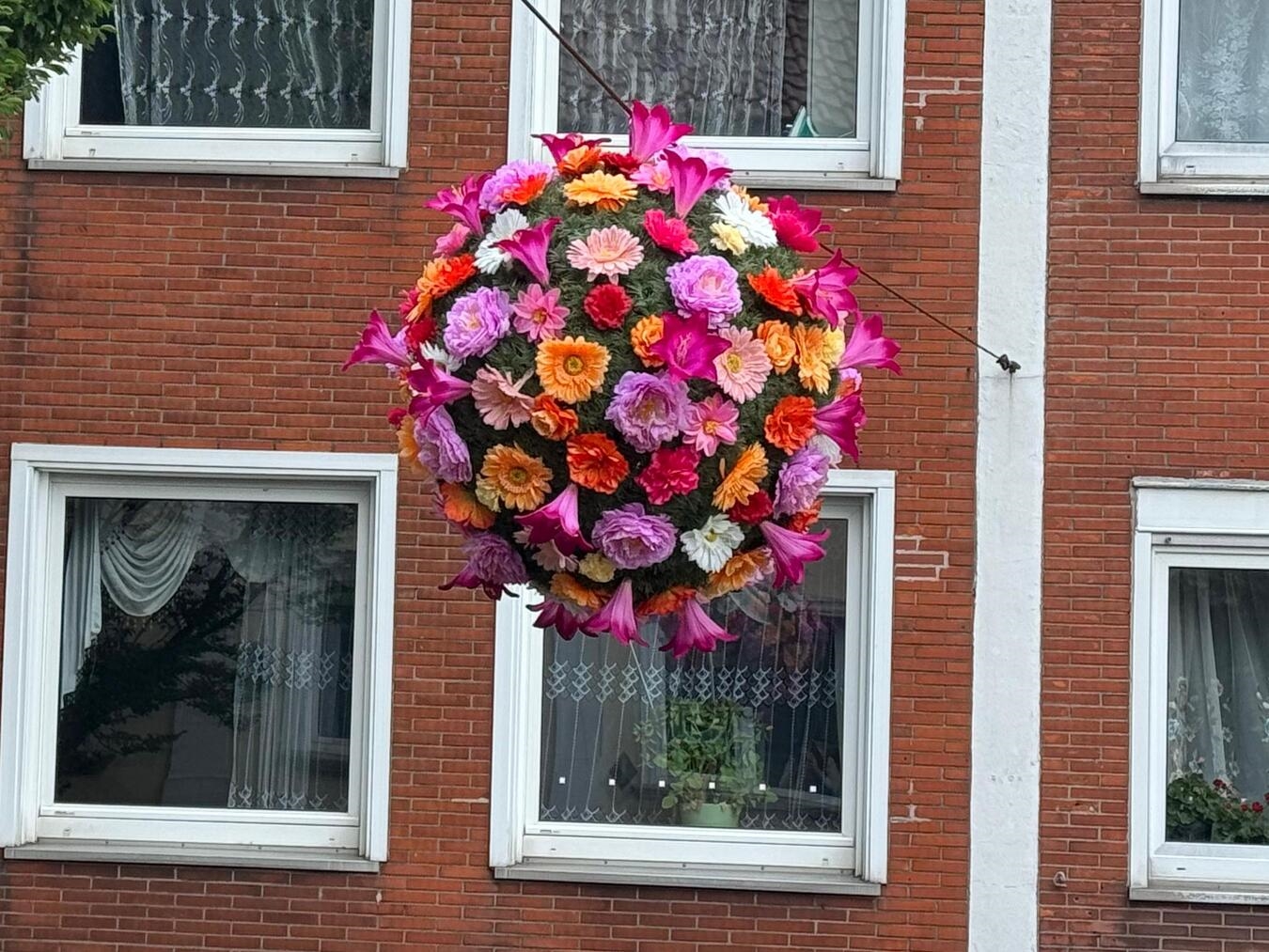 Flowerballs machen Platz für Winterdekoration Erstmalig wurde in diesem Jahr auch die Hartstraße mit den Blumenkugeln geschmückt.Foto: Stadt Geldern/Gossens
