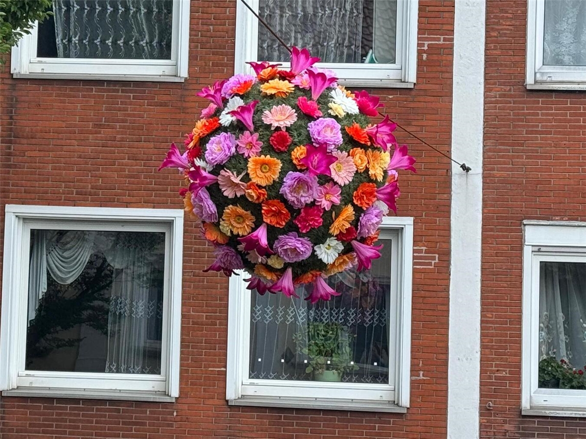 Erstmalig wurde in diesem Jahr auch die Hartstraße mit den Blumenkugeln geschmückt.Foto: Stadt Geldern/Gossens