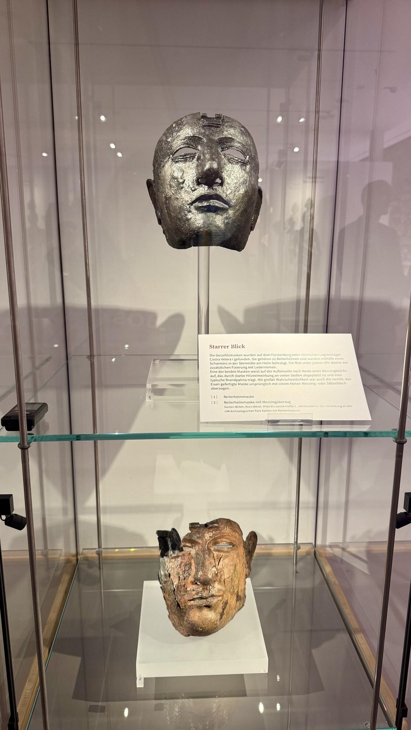 Erstmalig zeigt das RömerMuseum diese Reiterhelmmasken. NN-Foto: SP