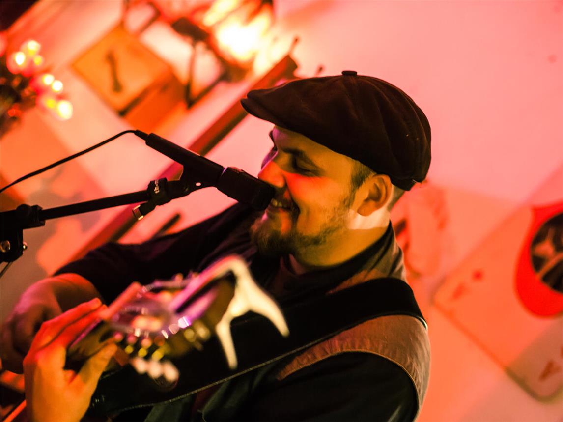 Erzählender Gesang mit Gitarre als Hauptinstrument: Angelo Carresi pflegt einen individuellen Stil. Foto: privat