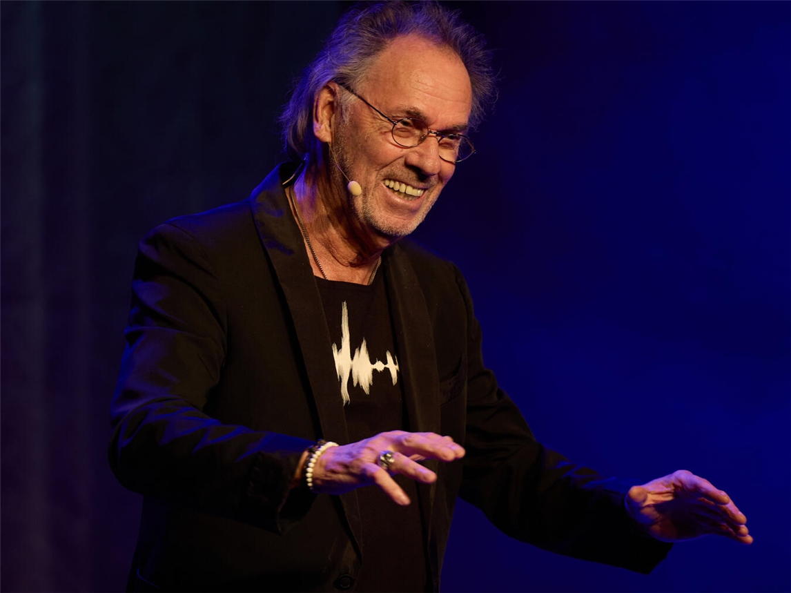 „Erzählt es bloß nicht weiter“, heißt die erste Solo-Tour von Hugo Egon Balder. Foto: Nils Samp