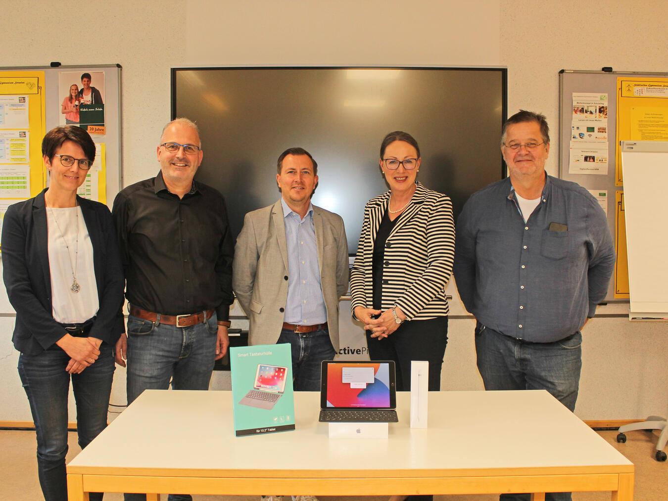 Erzählten von der Neuerung in den Schulen: (v.l.) Silvia Hünnekens (Stadt Straelen), Fachbereichsleiter Christian Hinkelmann, Gymnasiallehrer Steffen Schmidt, Kerstin Schneider (Rektorin Städtisches Gymnasium) und Patrick Richter (Leiter Sekundarschule). NN-Foto: Thomas Langer