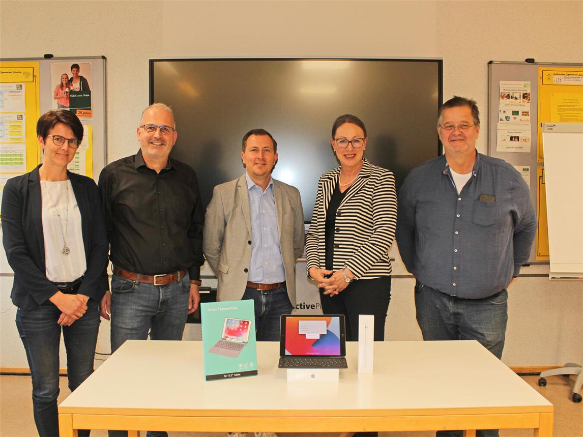 Erzählten von der Neuerung in den Schulen: (v.l.) Silvia Hünnekens (Stadt Straelen), Fachbereichsleiter Christian Hinkelmann, Gymnasiallehrer Steffen Schmidt, Kerstin Schneider (Rektorin Städtisches Gymnasium) und Patrick Richter (Leiter Sekundarschule). NN-Foto: Thomas Langer