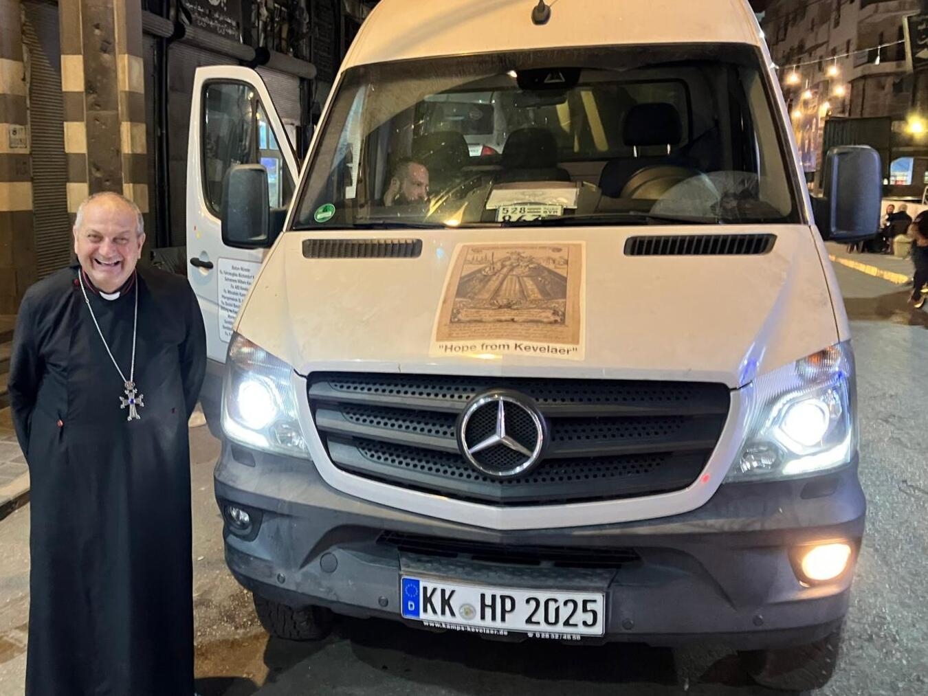 Erzbischof Jacques Mourad mit der mobilen Praxis in Syrien. Foto: privat