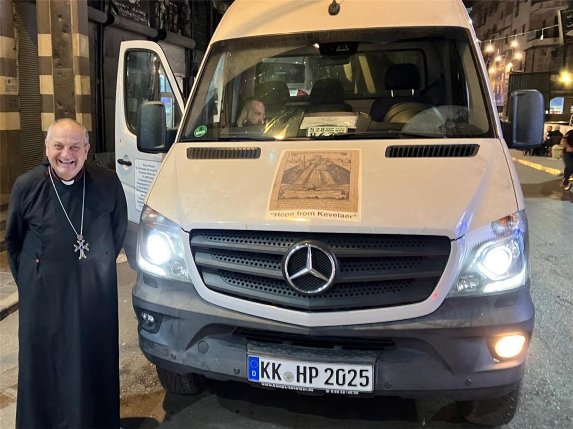 Erzbischof Jacques Mourad mit der mobilen Praxis in Syrien. Foto: privat