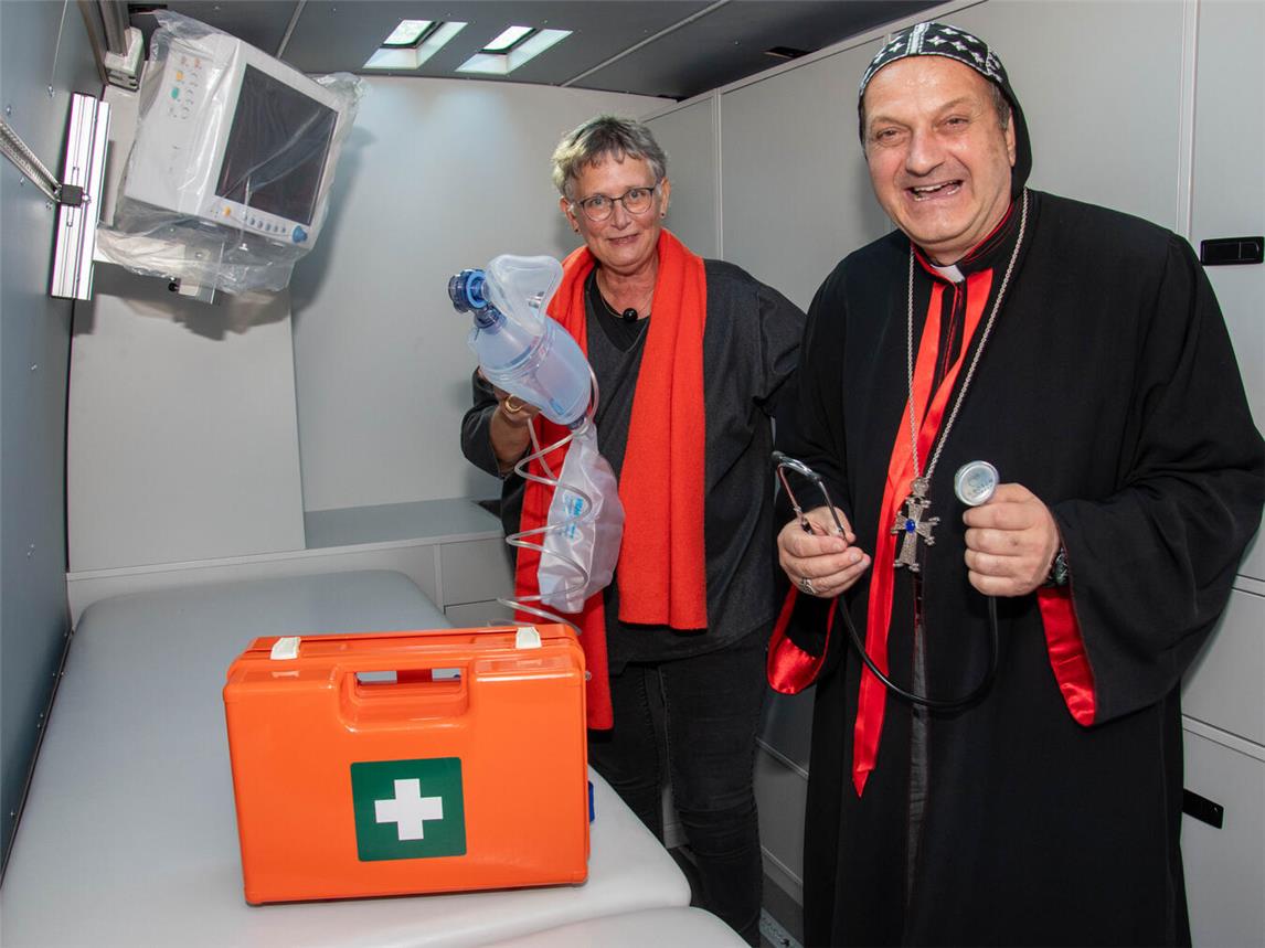 Erzbischof Mourad war kürzlich in Kevelaer zu Gast. Gemeinsam mit Dr. Elke Kleuren-Schryvers besichtigte er die „mobile Praxis“. Foto: Christian Breuer, Pressestelle Kirche und Leben
