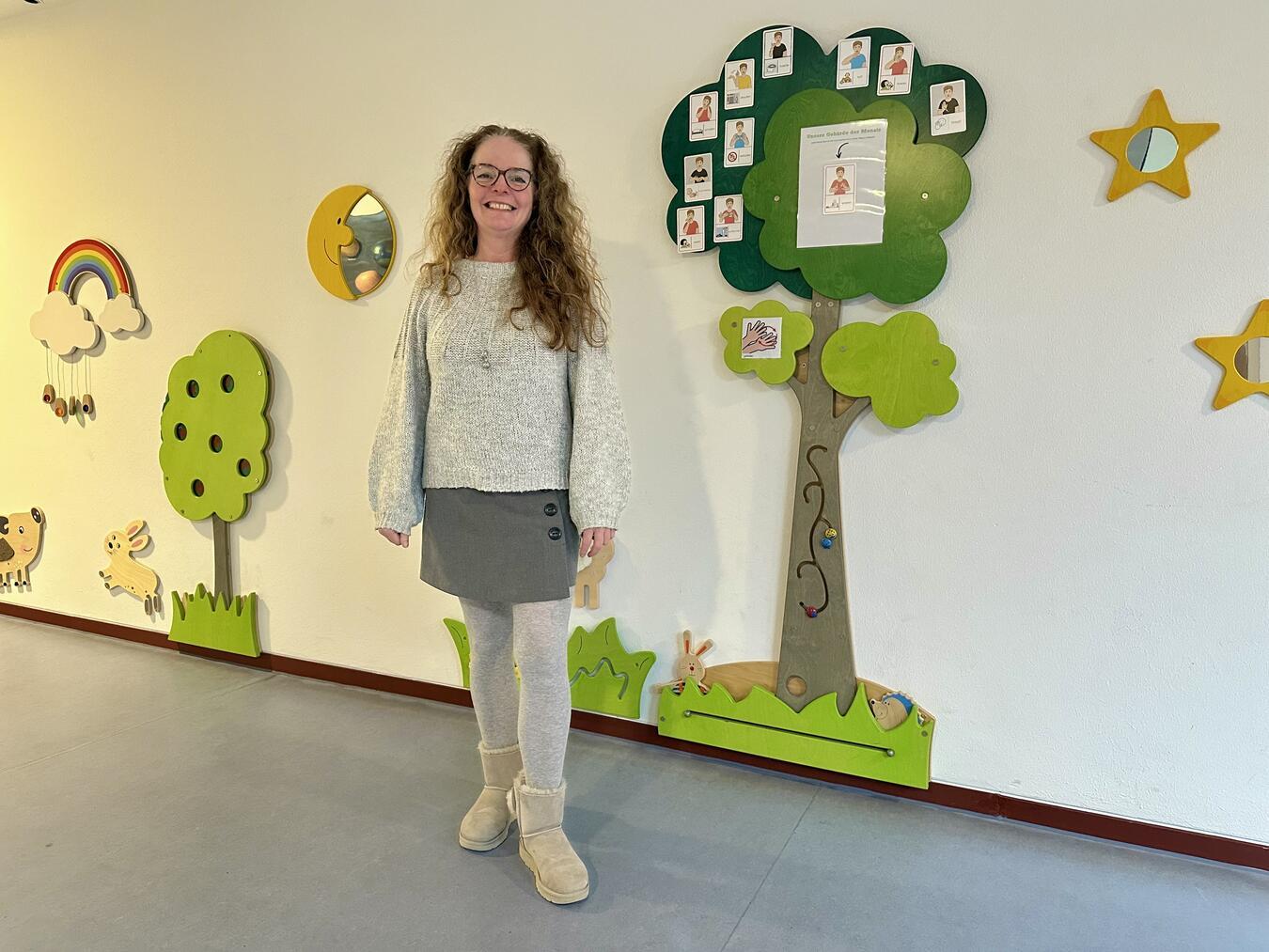 Erzieherin Petra Mittelsdorf hat mit 53 Jahren den Neuanfang gewagt. In der SOS-InKita in Kleve fühlt sie sich pudelwohl. Foto: SOS-Kinderdorf Niederrhein / Katrin Wißen