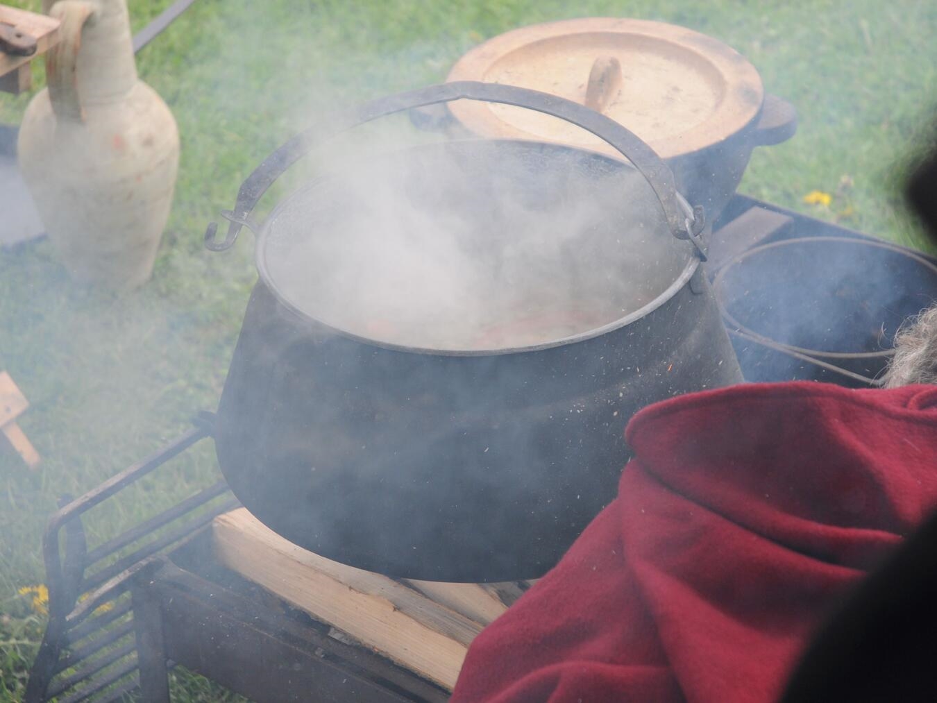 "Römische Küche: Köche bereiten traditionelle Gerichte zu, A. Fischer, italienische Kulinarik, historisches Kochen"