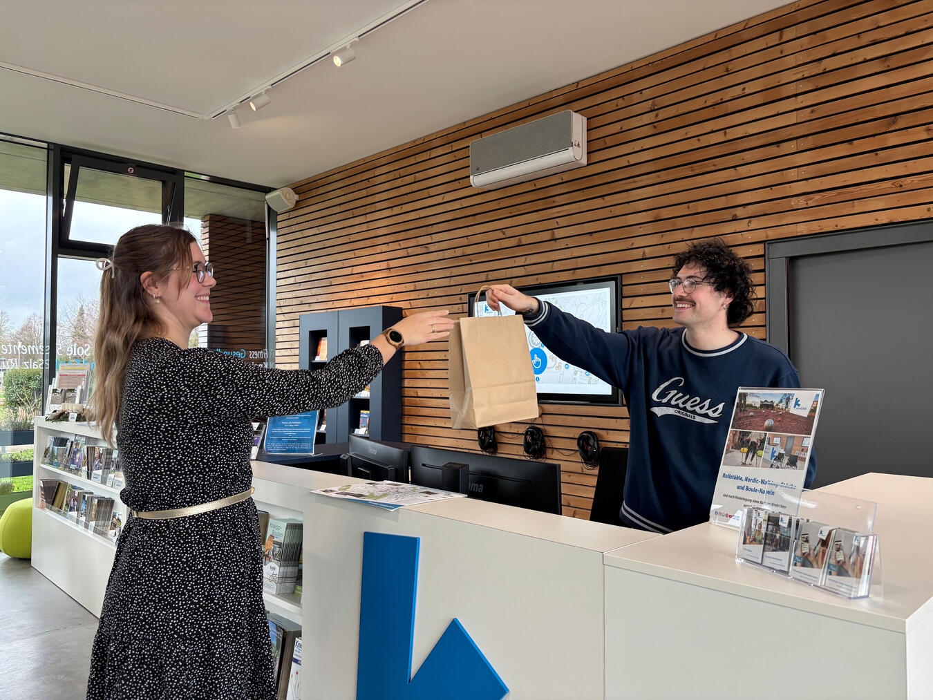 Es darf gestöbert werden: Verschiedene Kevelaer-Artikel können im Januar in der Tourist Information zum Sonderpreis erworben werden. Foto: Wallfahrtsstadt Kevelaer 