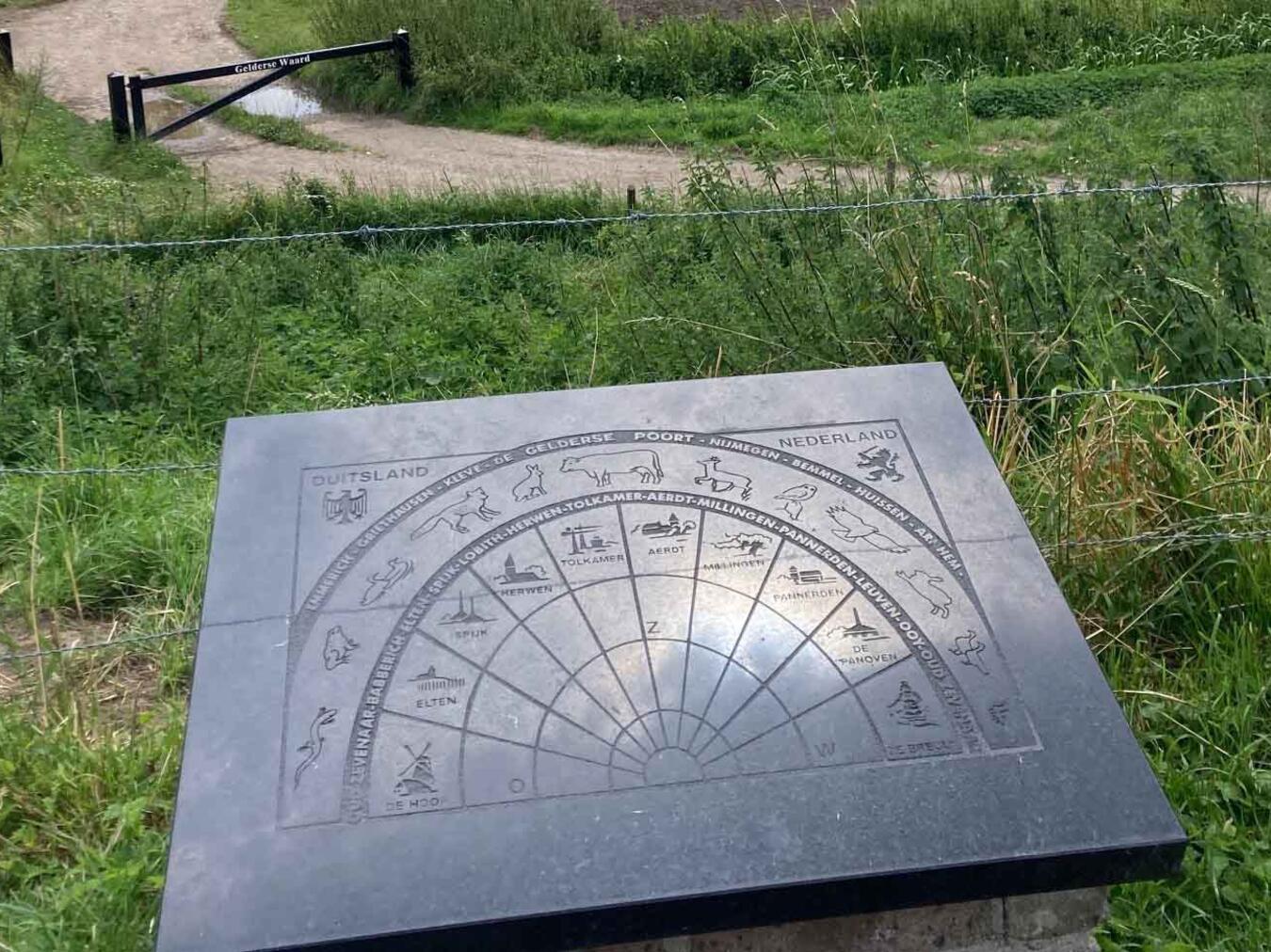 Es geht durch Wiesen und entlang von Felder, über diverse Zauntritte und es werden auch zwei Ziehfähren genutzt. Foto: Kneippverein