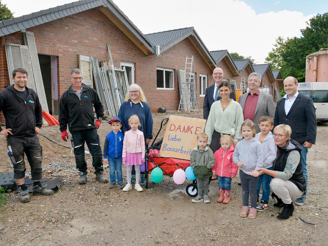 Es geht voran an der Baustelle des neuen viergruppigen Kindergartens der Wiesenhüpfer am Grüttweg in Rees. Als Dank für die zügige Realisierung bewirteten einige Kinder samt Erzieherinnenteam und Einrichtungsleiterin Sabine Heynen jetzt einige Handwerker an der Baustelle mit Kaffee, Kuchen und Gebäck. Auch Bürgermeister Christoph Gerwers schloss sich den Dankesworten an. Der neue Kindergarten am Grüttweg wird für 1,2 Millionen Euro von der Stadtentwicklungsgesellschaft sowie dem Bäderbetrieb der Stadt Rees errichtet. Derzeit werden die Putzarbeiten durchgeführt. Die vollständige Fertigstellung des Kindergartens Wiesenhüpfer ist bis Ende Oktober zu erwarten.NN-Foto: Rüdiger Dehnen