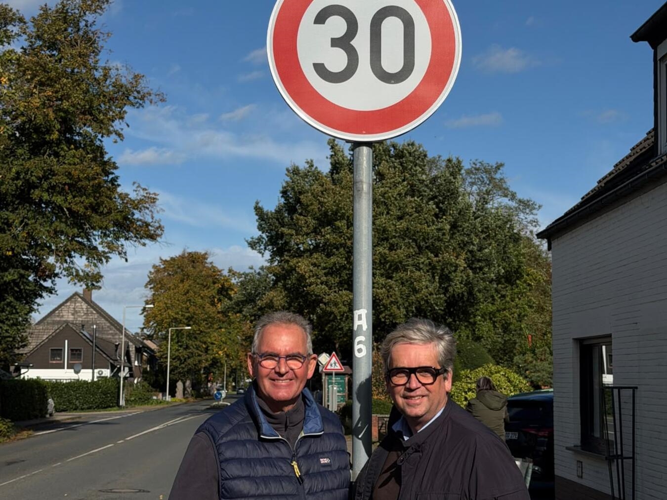 "Guido Heuvelmann und Horst Derksen freuen sich über Tempo-30-Regelung in Elten, CDU-Ortsverband"