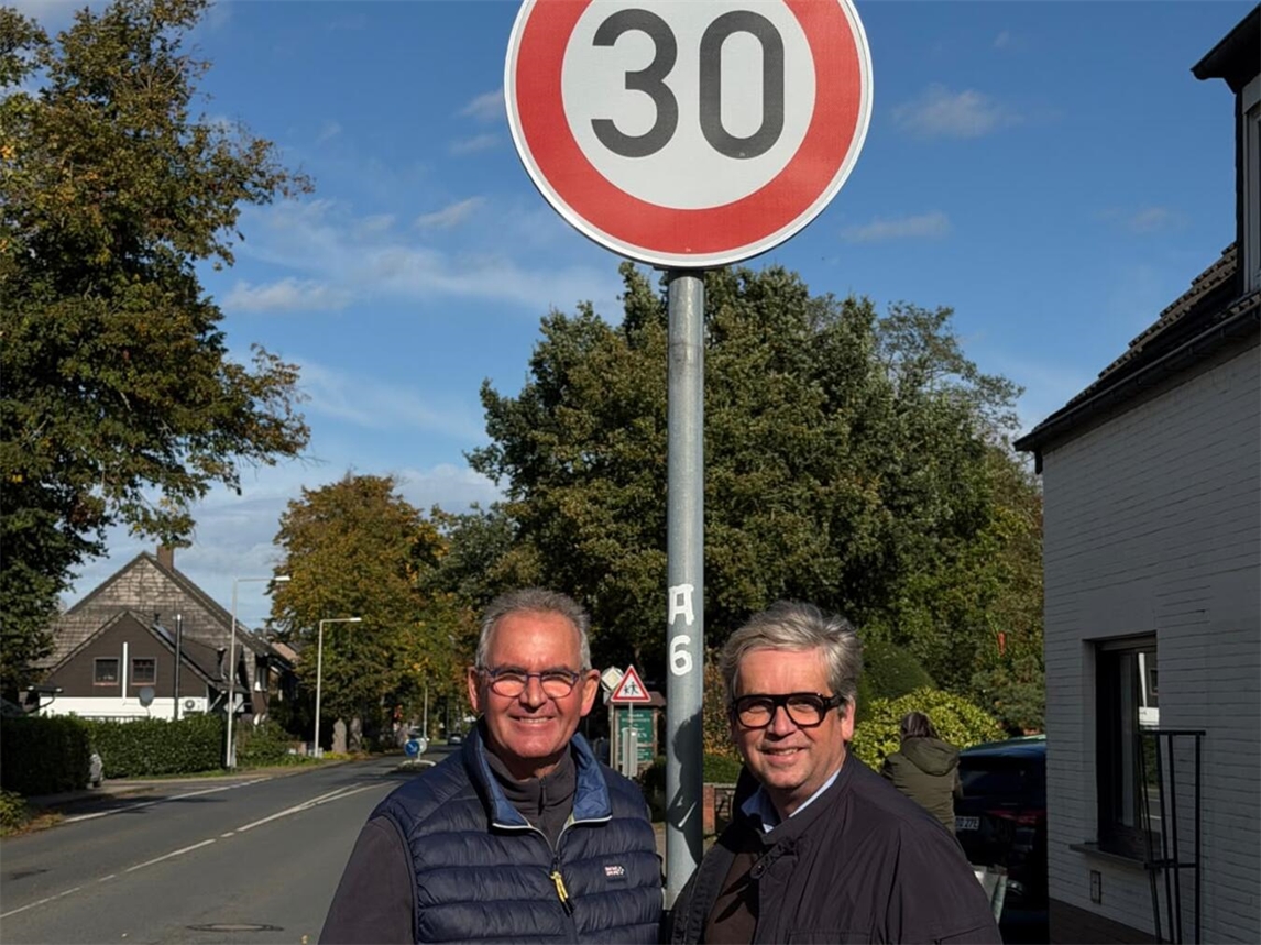 "Guido Heuvelmann und Horst Derksen freuen sich über Tempo-30-Regelung in Elten, CDU-Ortsverband"