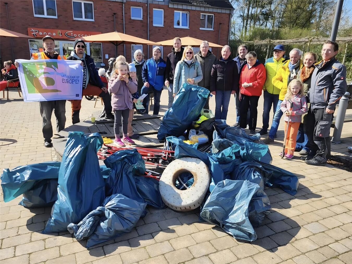 "Dorfputzaktion in Nütterden: Gemeinschaft säubert Straßen und Grünflächen, organisiert vom Heimat- und Verkehrsverein"