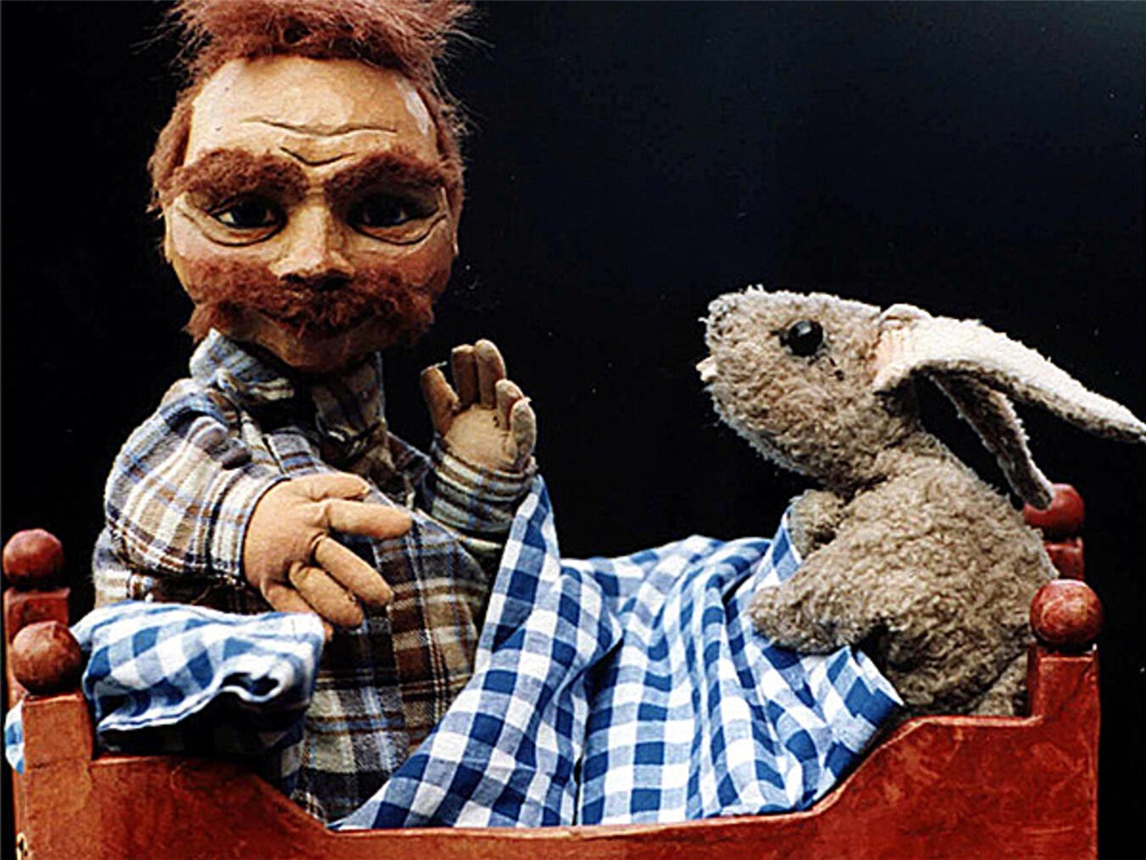Emmerich: Winterliches Handpuppenspiel im TIK Es klopft bei Wanja mitten in der Nacht – vor der Tür stehen ein Hase und ein Bär. Foto: Sandra Heinzel
