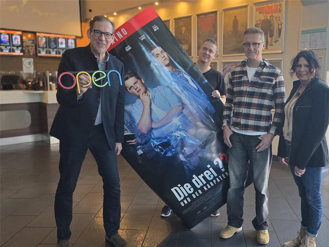 Es müssen ja nicht immer drei Fragezeichen sein. Reinhard Berens (l.) sieht die Zukunft des Klever Lichtspieltheaters mit Rufzeichen versehen: „Alle mal herkommen.“ Mit dabei: Thorsten Vincke (Hausmeister), Rainer van der Linden (stellvertretend für das gesamte Team) und Anja Kühne (Back-Office). NN-Foto: HF