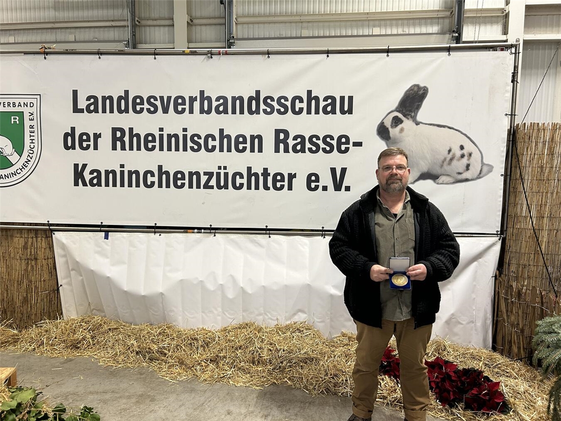 Es war ein erfolgreiches Zuchtjahr für Thomas Spierings vom Kaninchenzuchtverein R 184 Hau. Foto: R 184