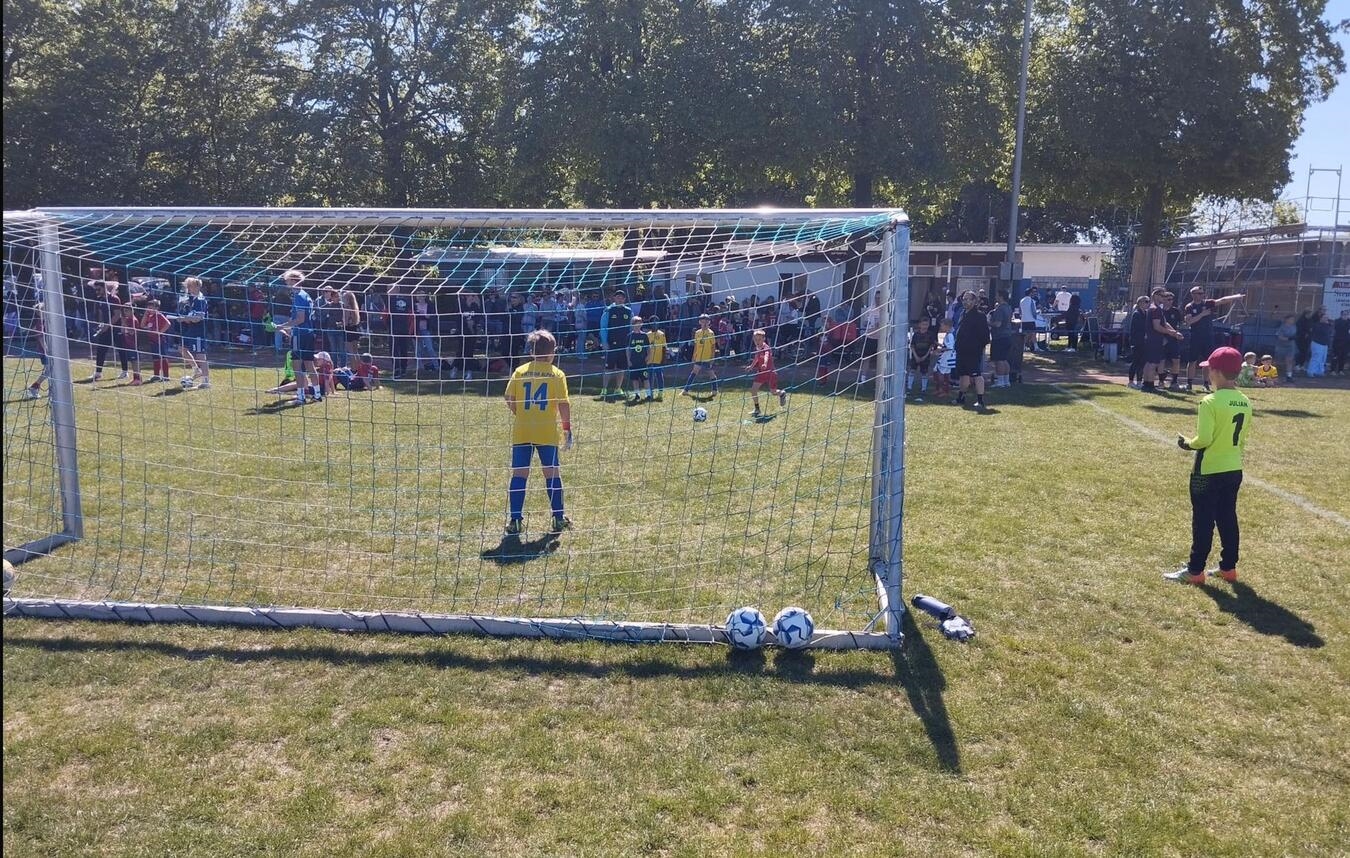 "Spannende Fußball-Duelle, gehaltene Bälle, verschossene Elfmeter, Entscheidungsmomente im Spiel."