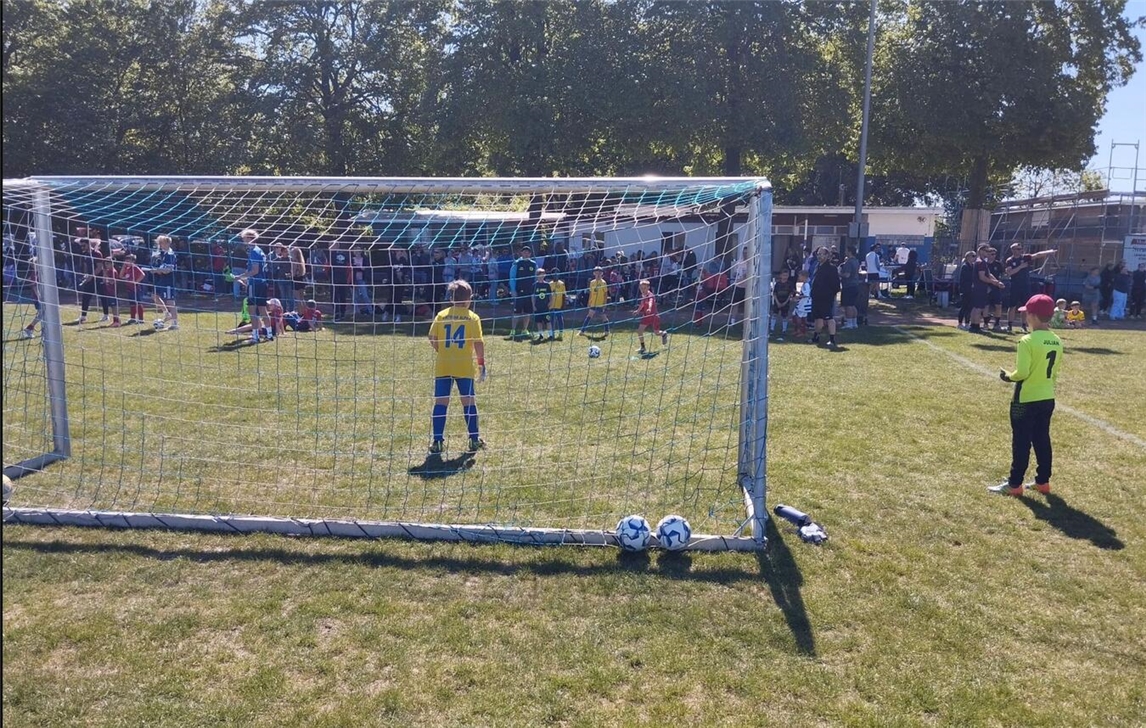 "Spannende Fußball-Duelle, gehaltene Bälle, verschossene Elfmeter, Entscheidungsmomente im Spiel."