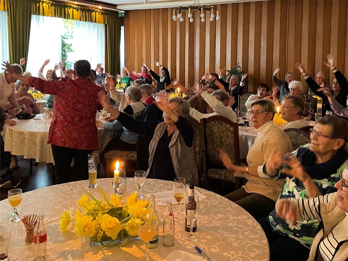 "Gruppe singt fröhlich beim Kneippverein Elten, Gemeinschaft und Musik"