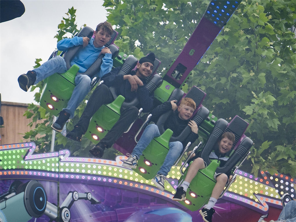 "Kirmes Kevelaer Eröffnung, Riesenrad und bunte Lichter am Abend"