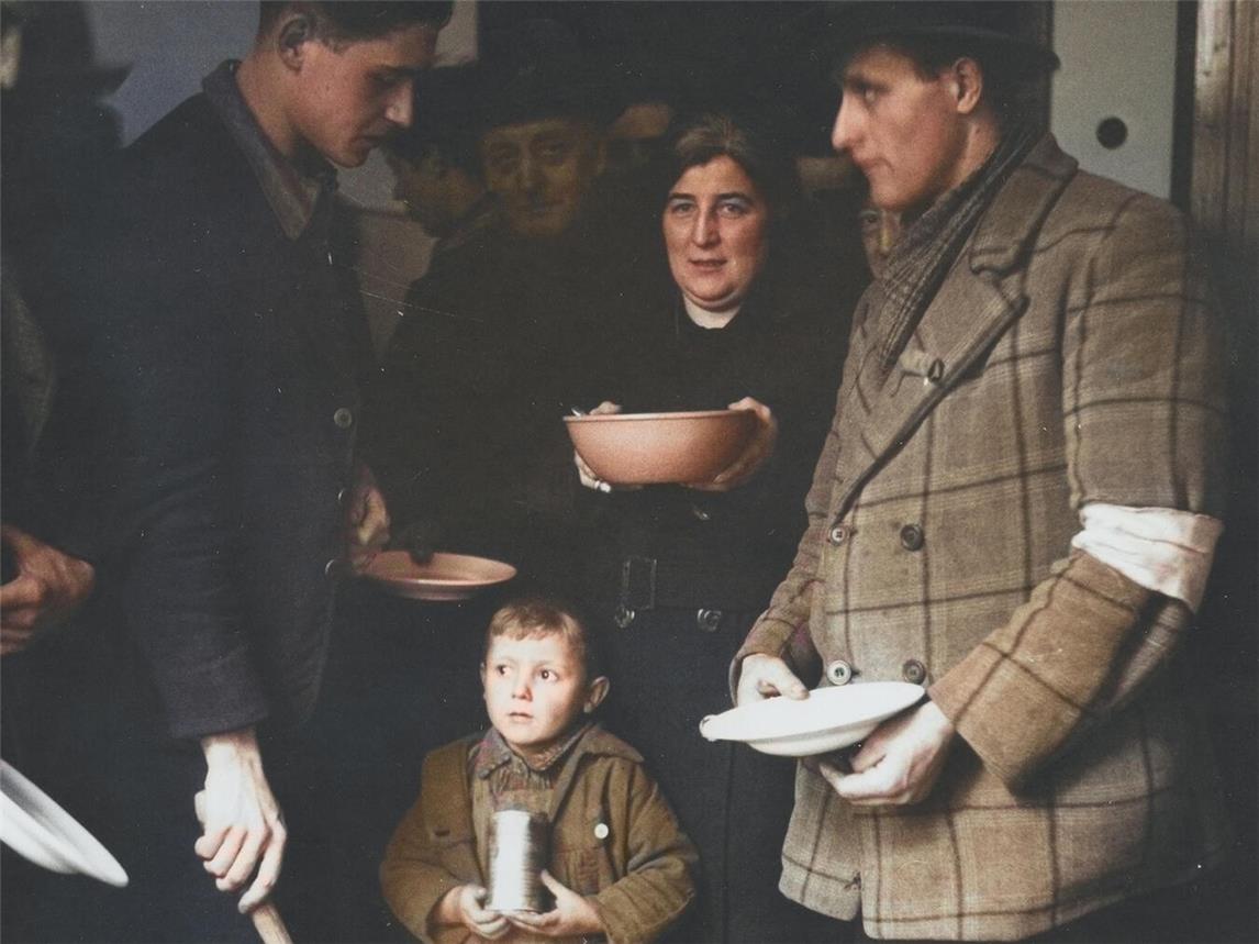 Essenausgabe im Internierungslager Bedburg-Hau. Bis zu 28.000 Menschen mussten ihr Zuhause verlassen und hier zusammengepfercht leben. Foto: Archiv HVV