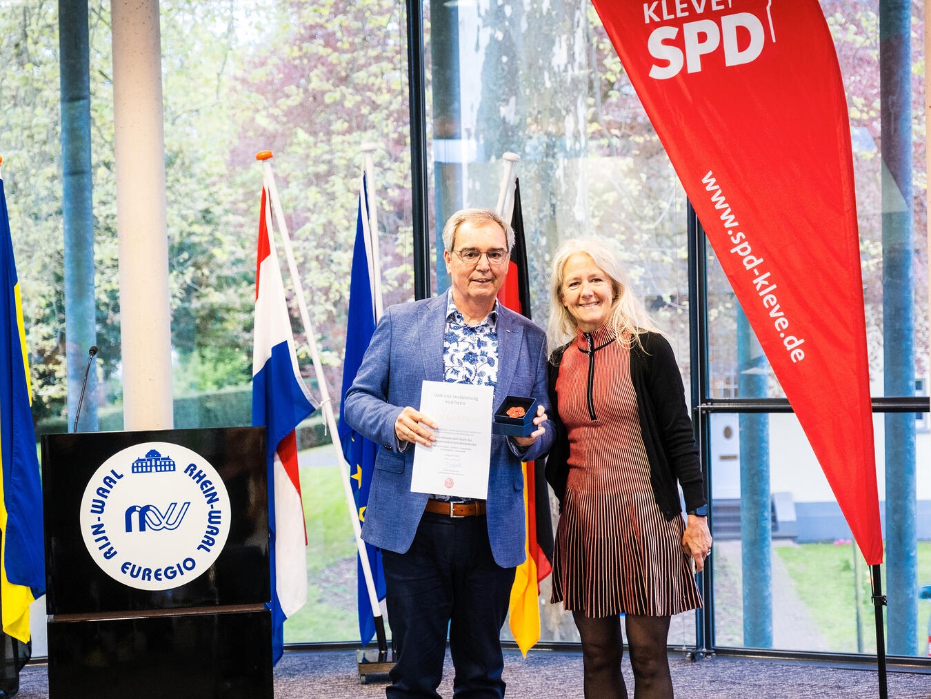 "Esther-Mirjam Sent verleiht Josef Gietemann die Porzellan-Rose für soziales Engagement, Foto von Torsten Barthel"