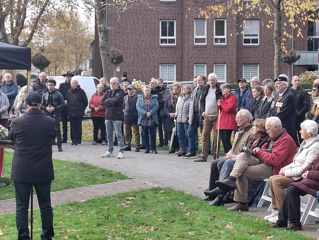 Etwa 100 Gäste kamen nach Rees in Gedenken an die Zwangsarbeiter und verfolgten Juden im Zweiten Weltkrieg. Foto: Arend Disberg/Stichting Dwangarbeiders Apeldoorn.