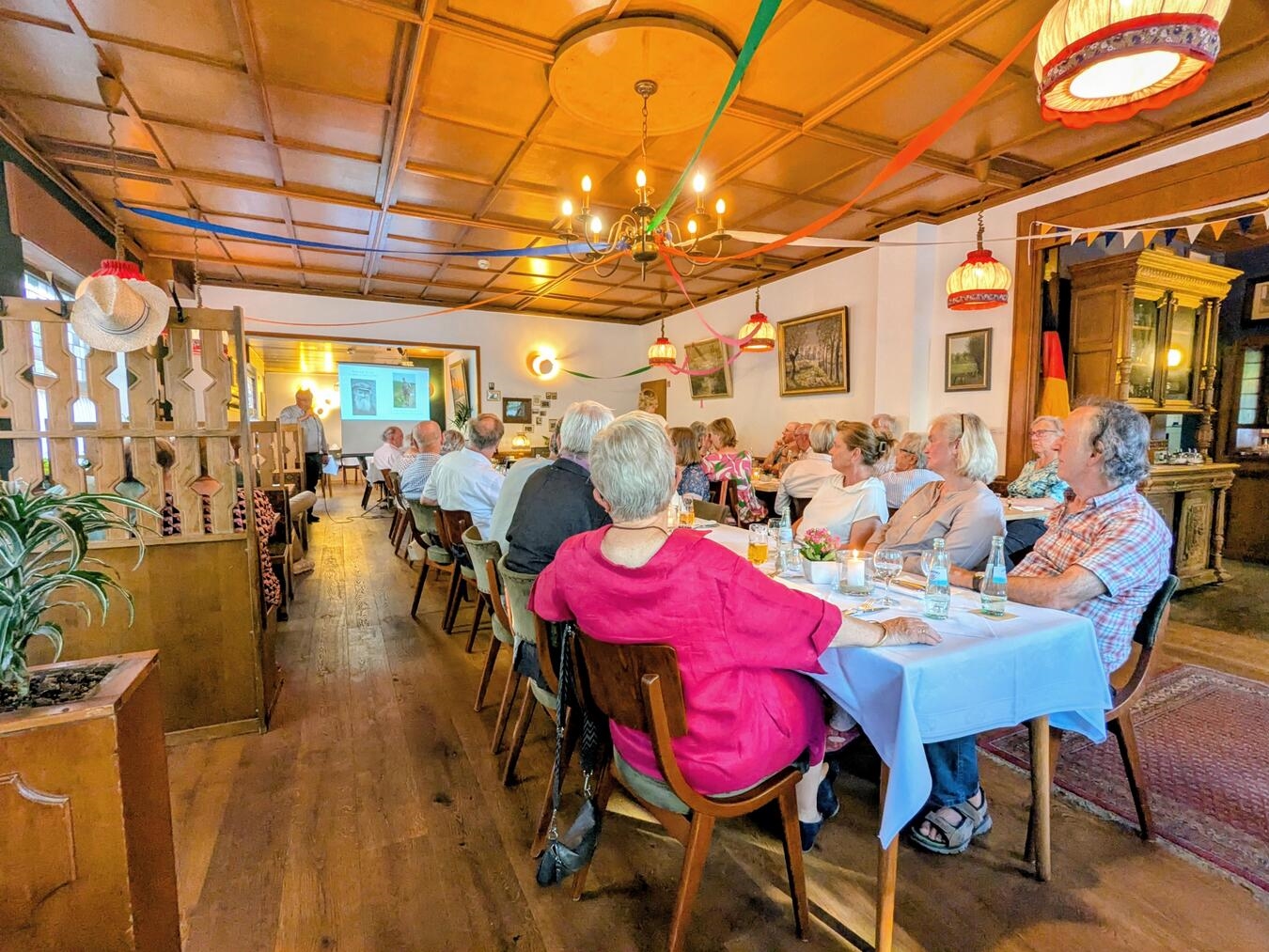 "Versammlung des Huchelspargelvereins mit Gästen in Osterburg, Foto von J. Kurschatke"