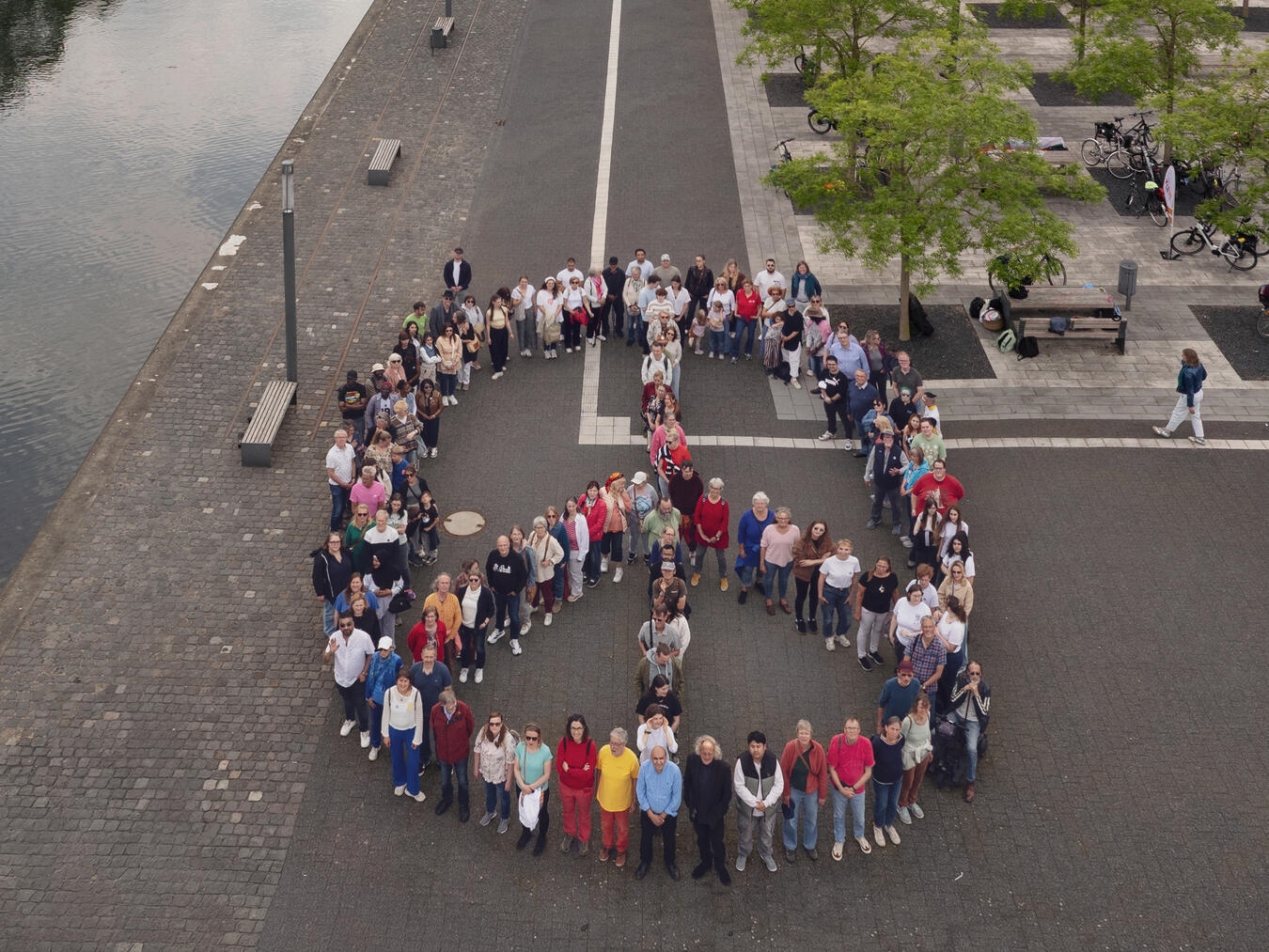 "150 Menschen zeigen Solidarität und Vielfalt bei Caritas-Veranstaltung, Foto von Markus van Offern"