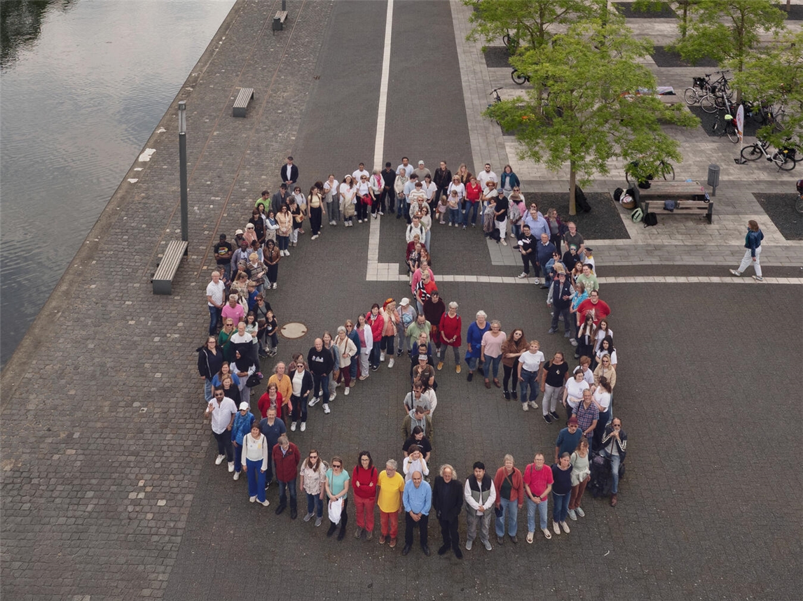 "150 Menschen zeigen Solidarität und Vielfalt bei Caritas-Veranstaltung, Foto von Markus van Offern"