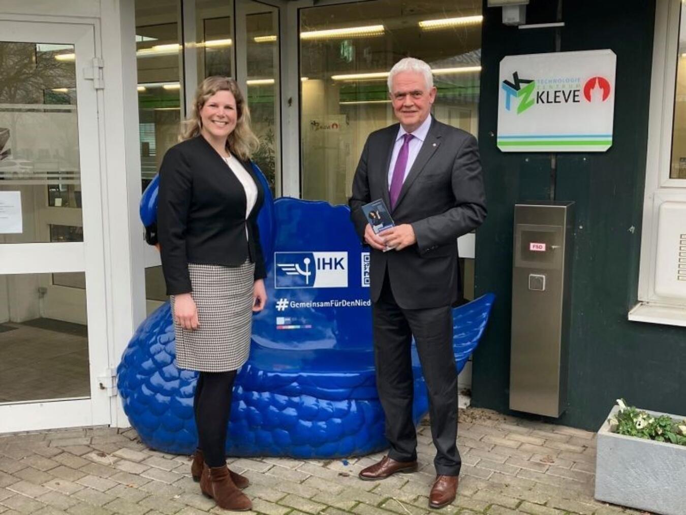Bergmann bei der IHK in Kleve Eva Folkerts und Dr. Günther Bergmann nach ihrem Gespräch im TZK. Foto: Landtagsbüro Bergmann