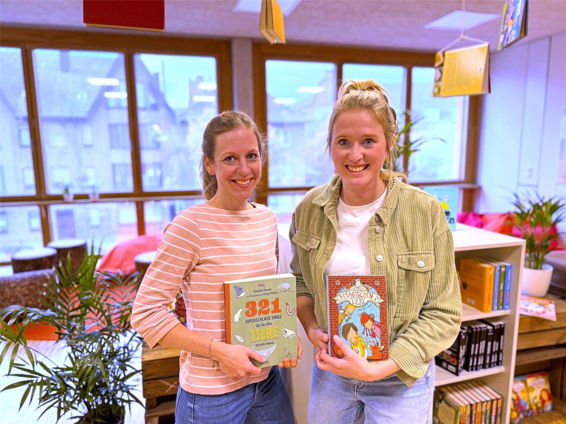 Eva Grobelny und Adriane Baumann (v. l.) sind beide Kolleginnen, die das „Leseflamme“-Projekt an der Gesamtschule Emmerich ins Leben gerufen haben. Foto: privat