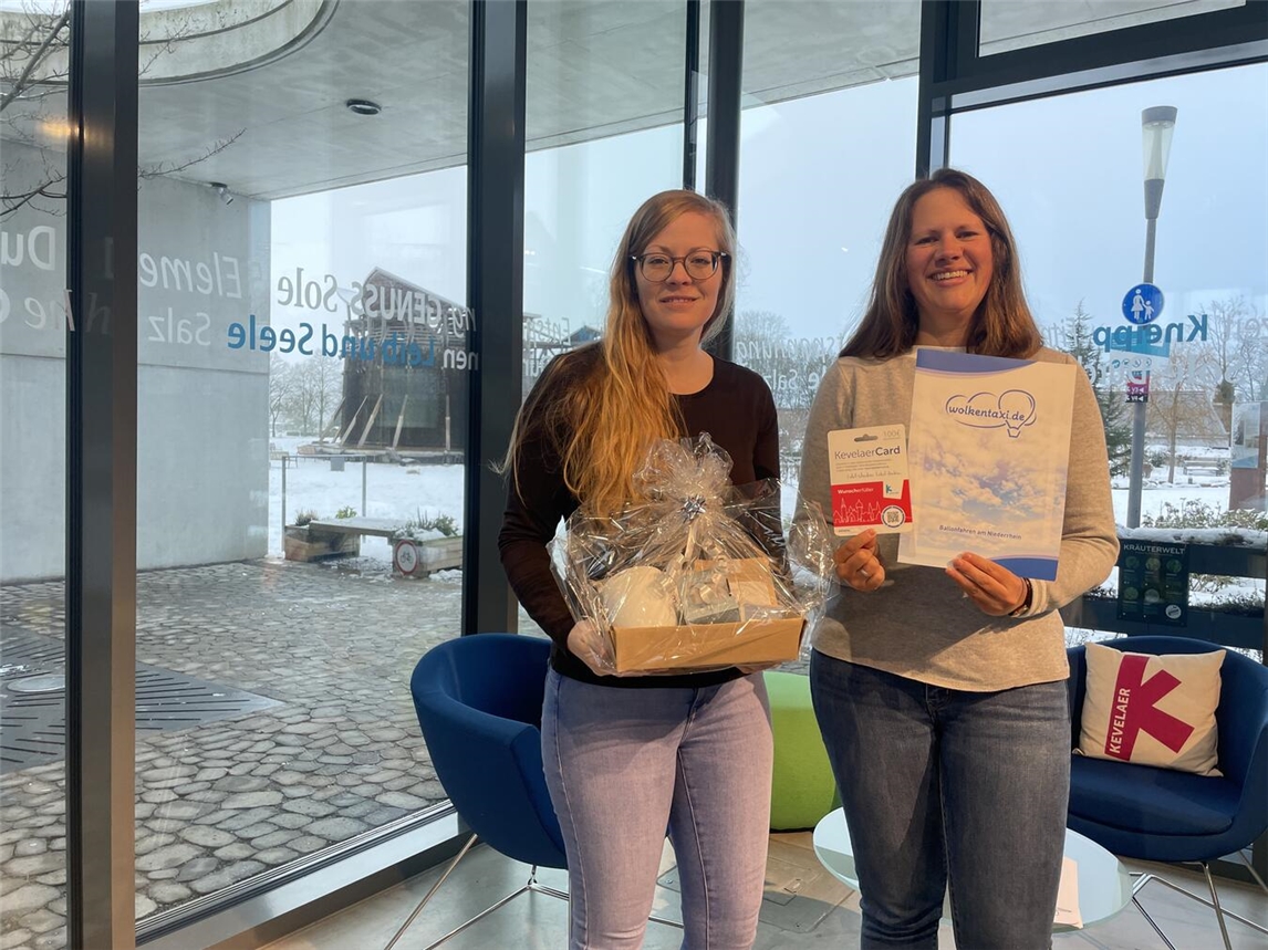 Eva Hundertmarck und Daniela Cox vom Kevelaer Marketing freuen sich, die Preise des Jubiläumsgewinnspiels an die Gewinner zu verschicken. Foto: Wallfahrtsstadt Kevelaer