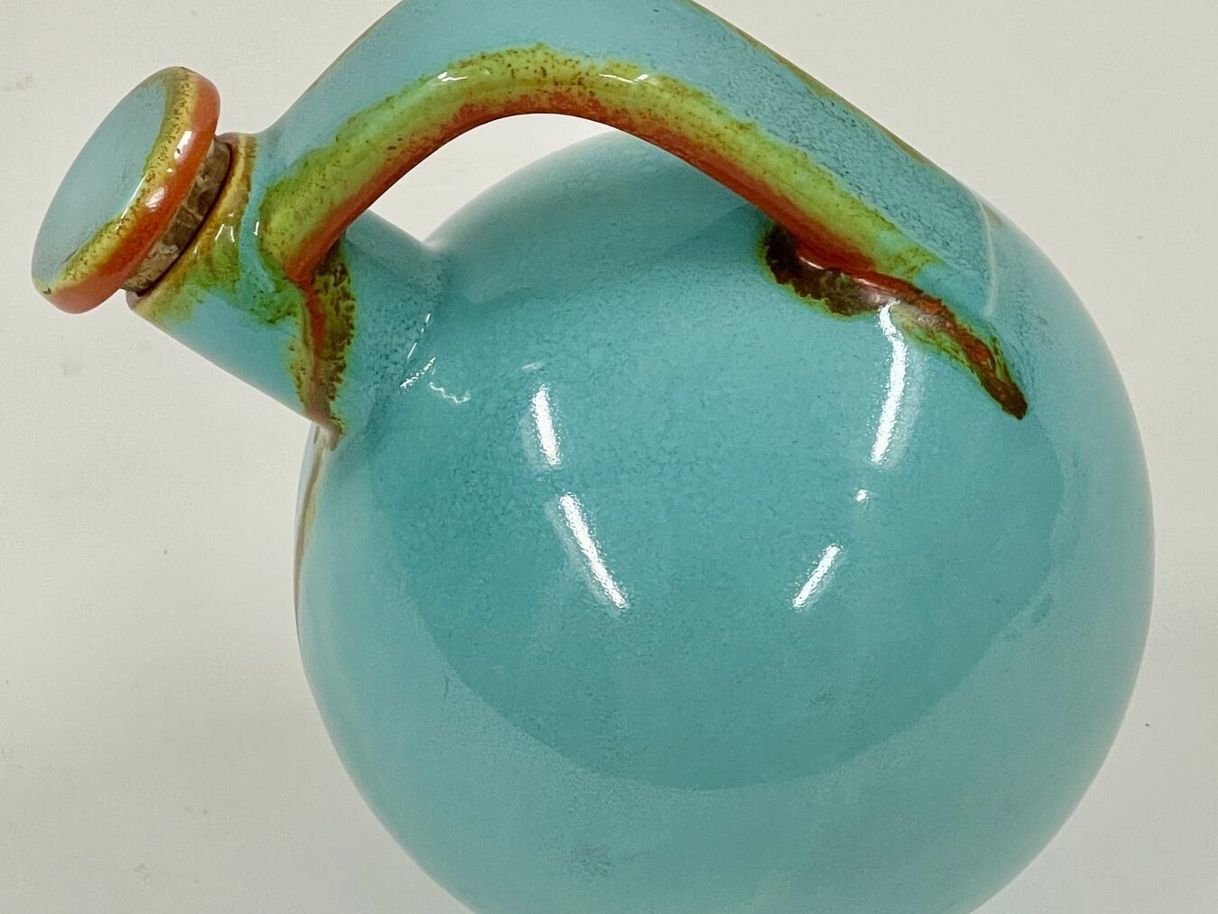 Eva Stricker-Zeisel, Likörflasche mit Dekor „Adria“, 1931 