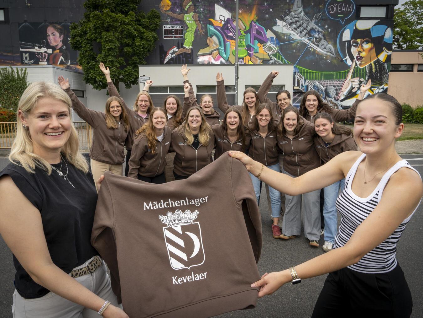 Eva van Betteray (l.) überreichte die Jacken im Namen von NN-Digital an die Betreuerinnen. NN-Foto: Gerhard Seybert