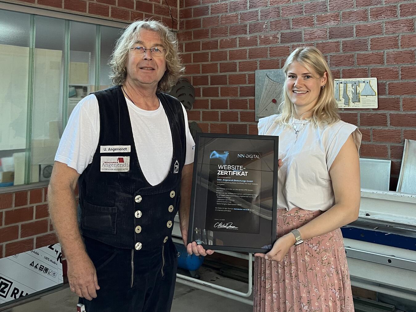 Eva van Betteray, Marketing Managerin bei NN-Digital, überreicht das Website-Zertifikat an Uwe Angenendt.Foto: privat