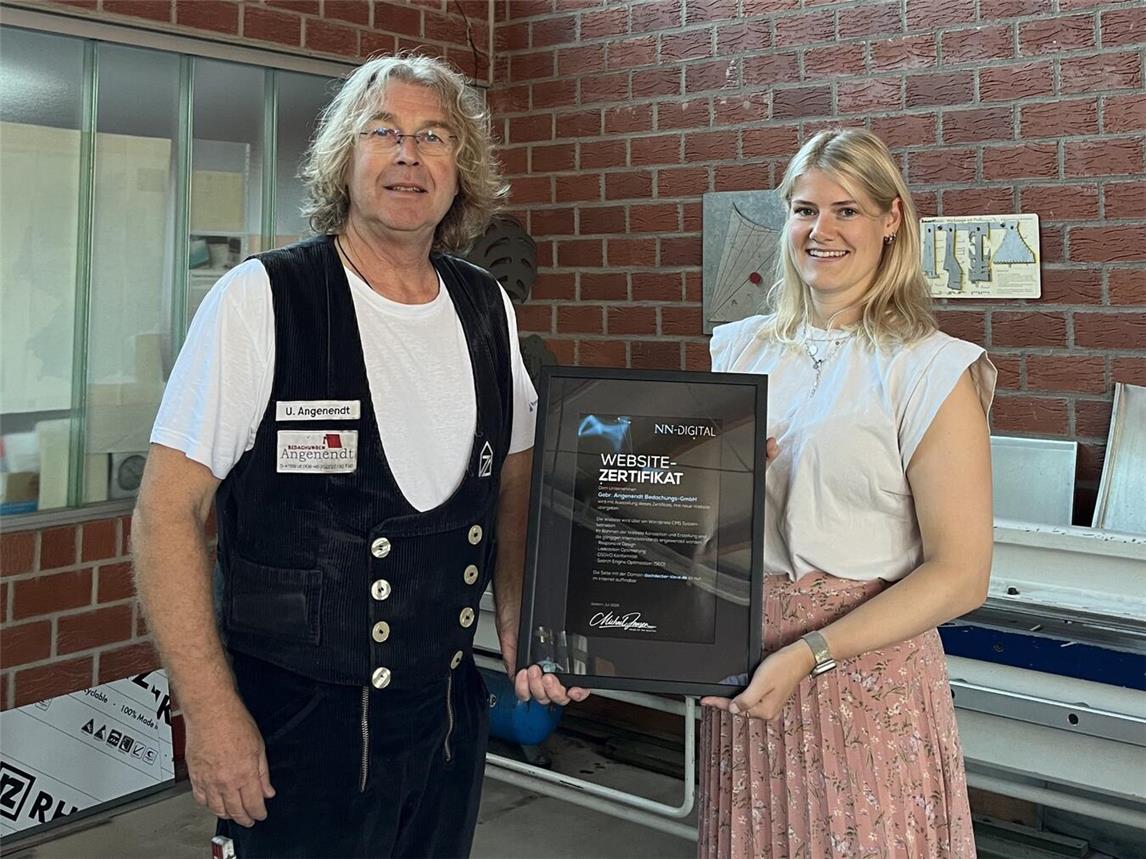 Eva van Betteray, Marketing Managerin bei NN-Digital, überreicht das Website-Zertifikat an Uwe Angenendt.Foto: privat
