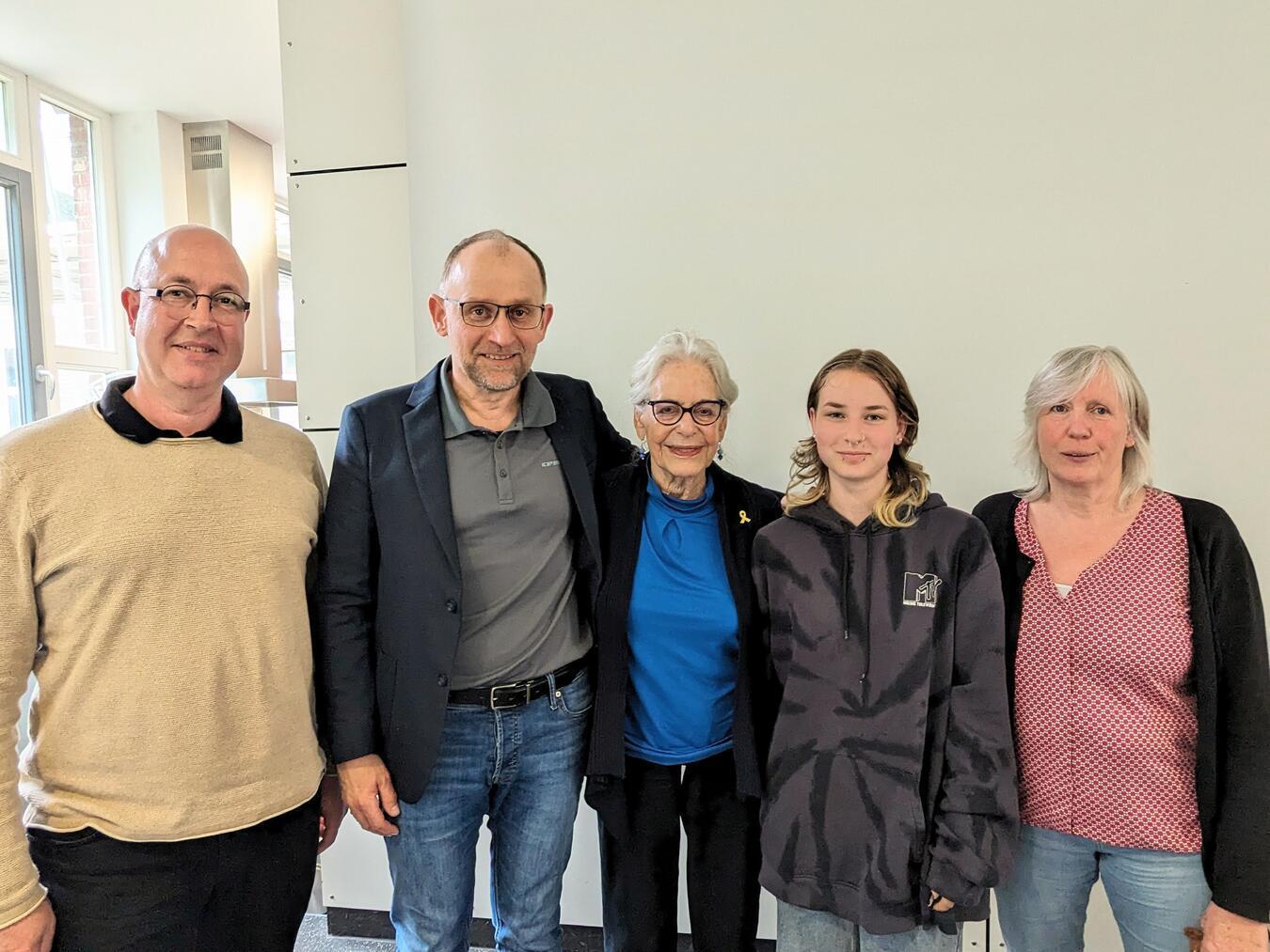 Eva Weyl (Mitte) teilte an der Marienschule Xanten ihre traumatische Überlebensgeschichte. V.l: Lehrer Michael Rathmann, Direktor Michael Lemkens, Schülerin Alicia und Lehrerin Christiane Lamers.Foto: J.Kurschatke