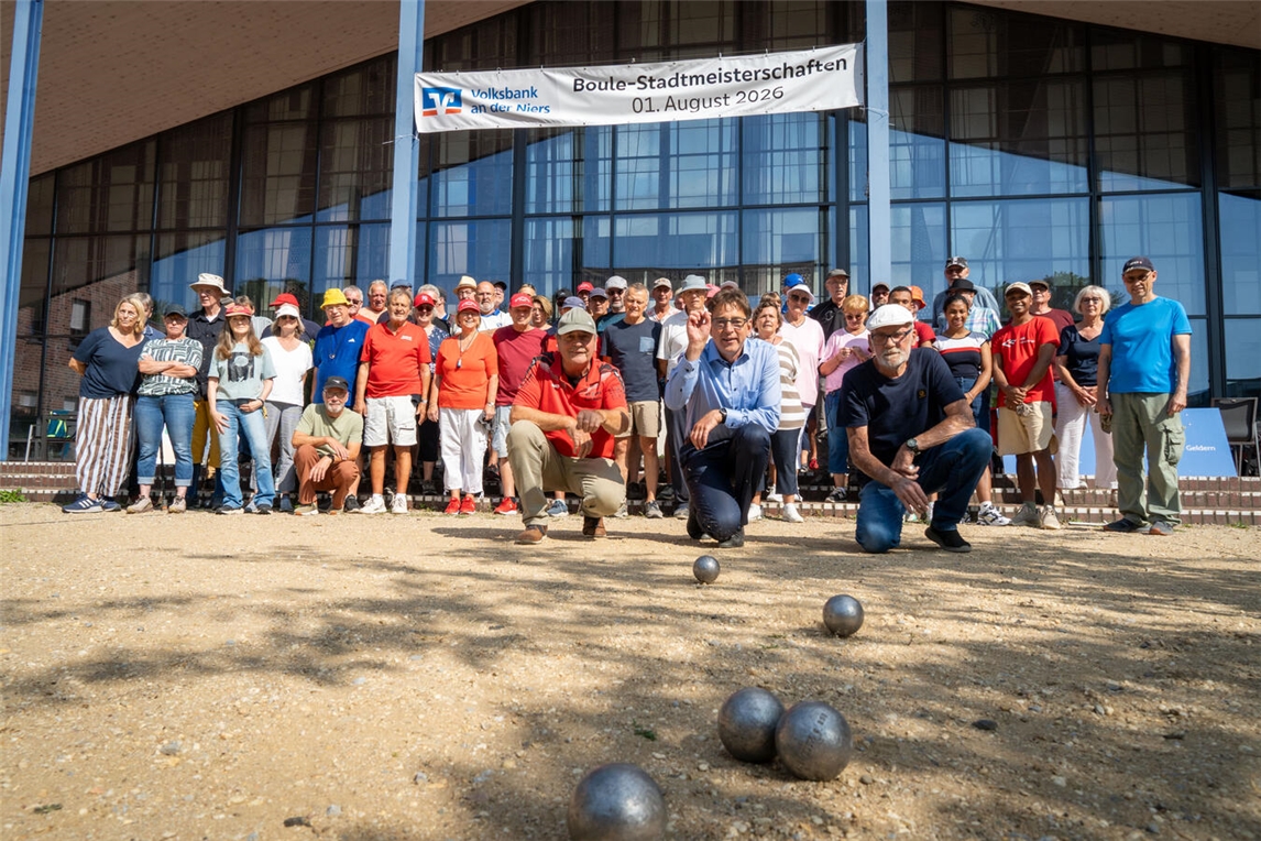 Werner Baum dankt Gästen beim Bouleturnier, Markus Bexte von Volksbank Geldern anwesend, Gruppenfoto.