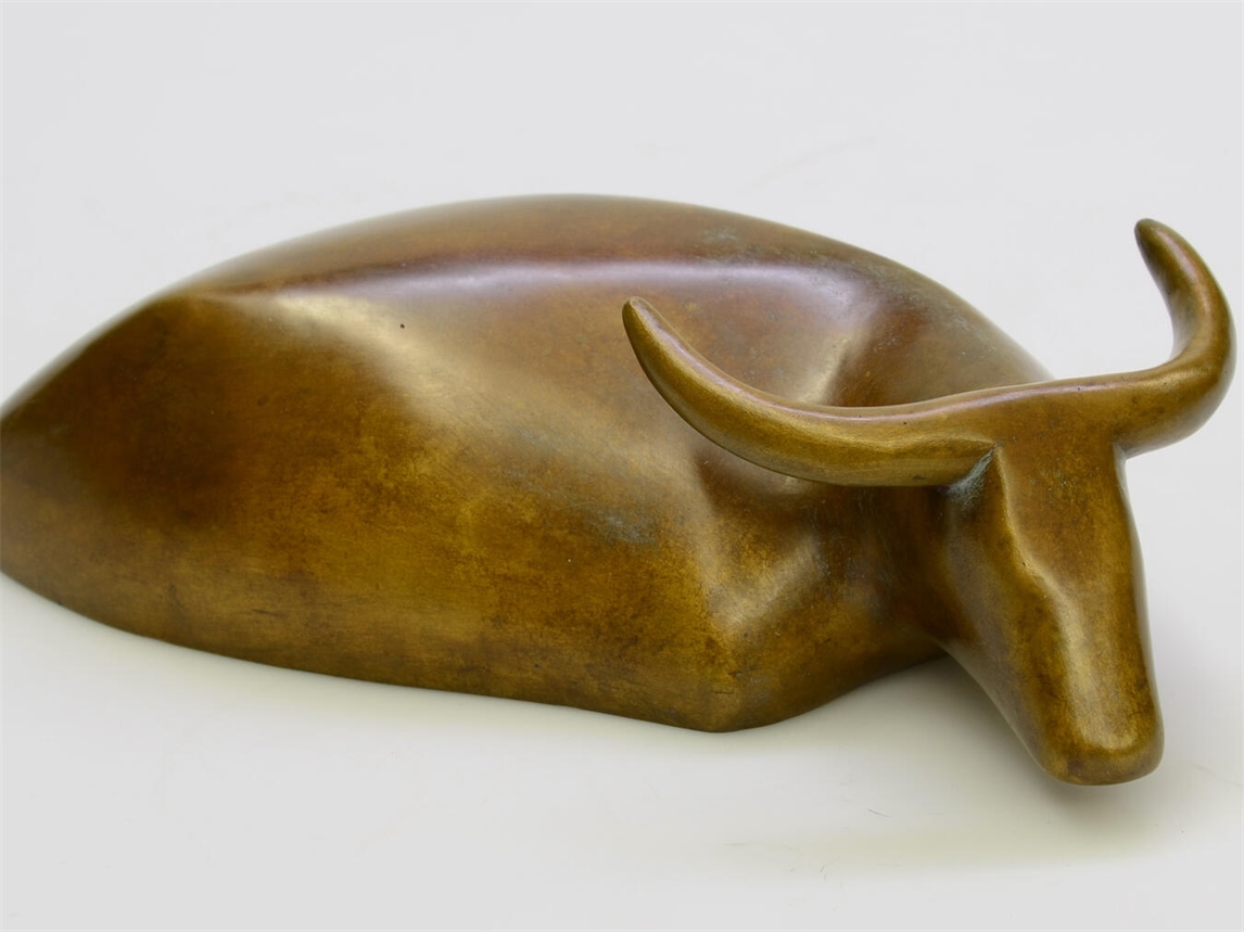 Skulptur "Kleine liegende Kuh" von Ewald Mataré, 1929, im Museum Kurhaus Kleve, zeigt stilisierte liegende Kuh aus Bronze.