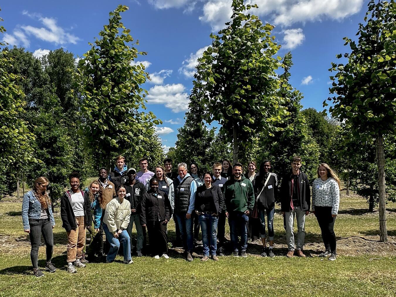 Exkursion zur Baumschule „Baum & Bonheur“ mit Studenten und Organisatoren der Hochschule Rhein-Waal und weiteren europäischen Partnern. Foto: Agrobusiness Niederrhein
