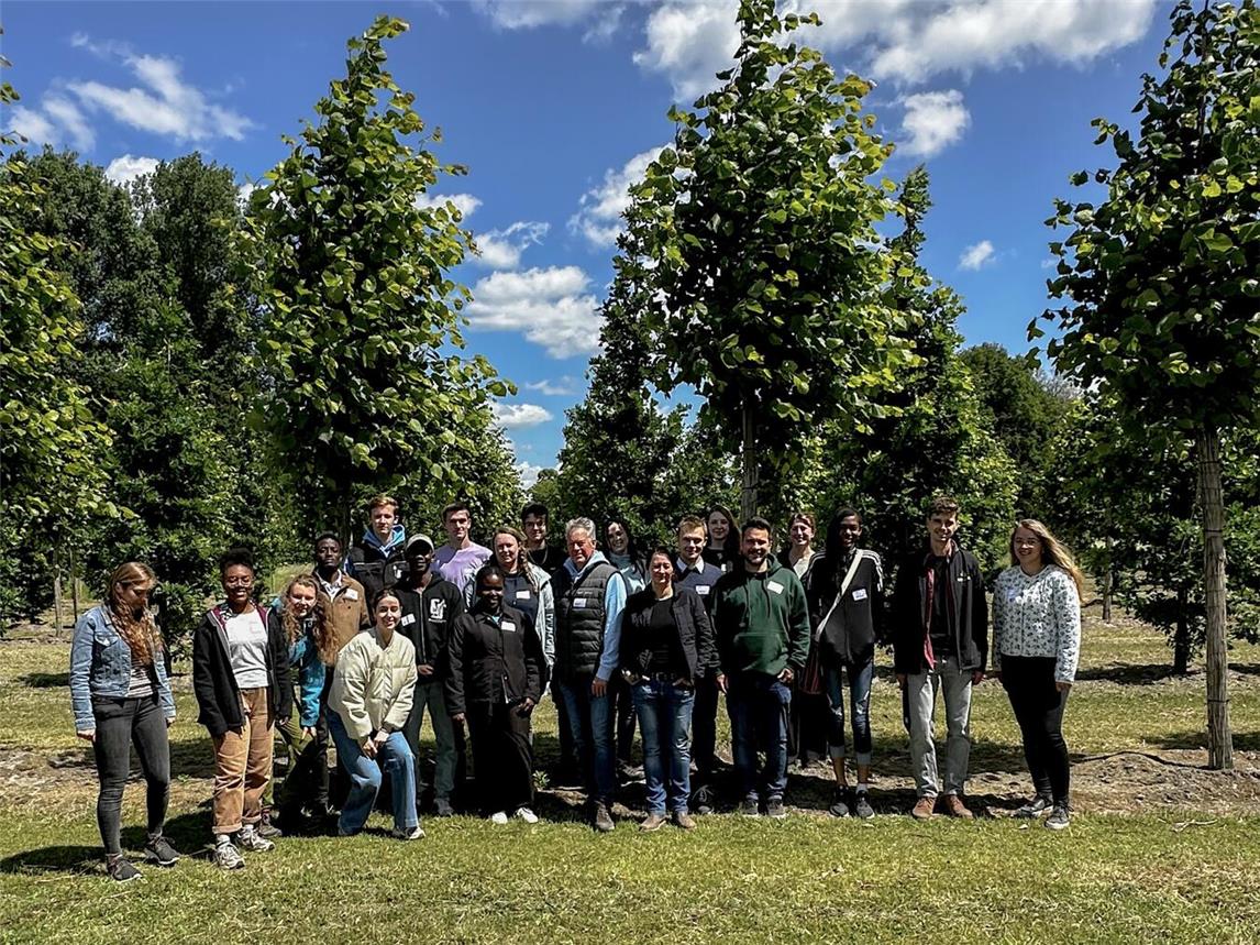 Exkursion zur Baumschule „Baum & Bonheur“ mit Studenten und Organisatoren der Hochschule Rhein-Waal und weiteren europäischen Partnern. Foto: Agrobusiness Niederrhein