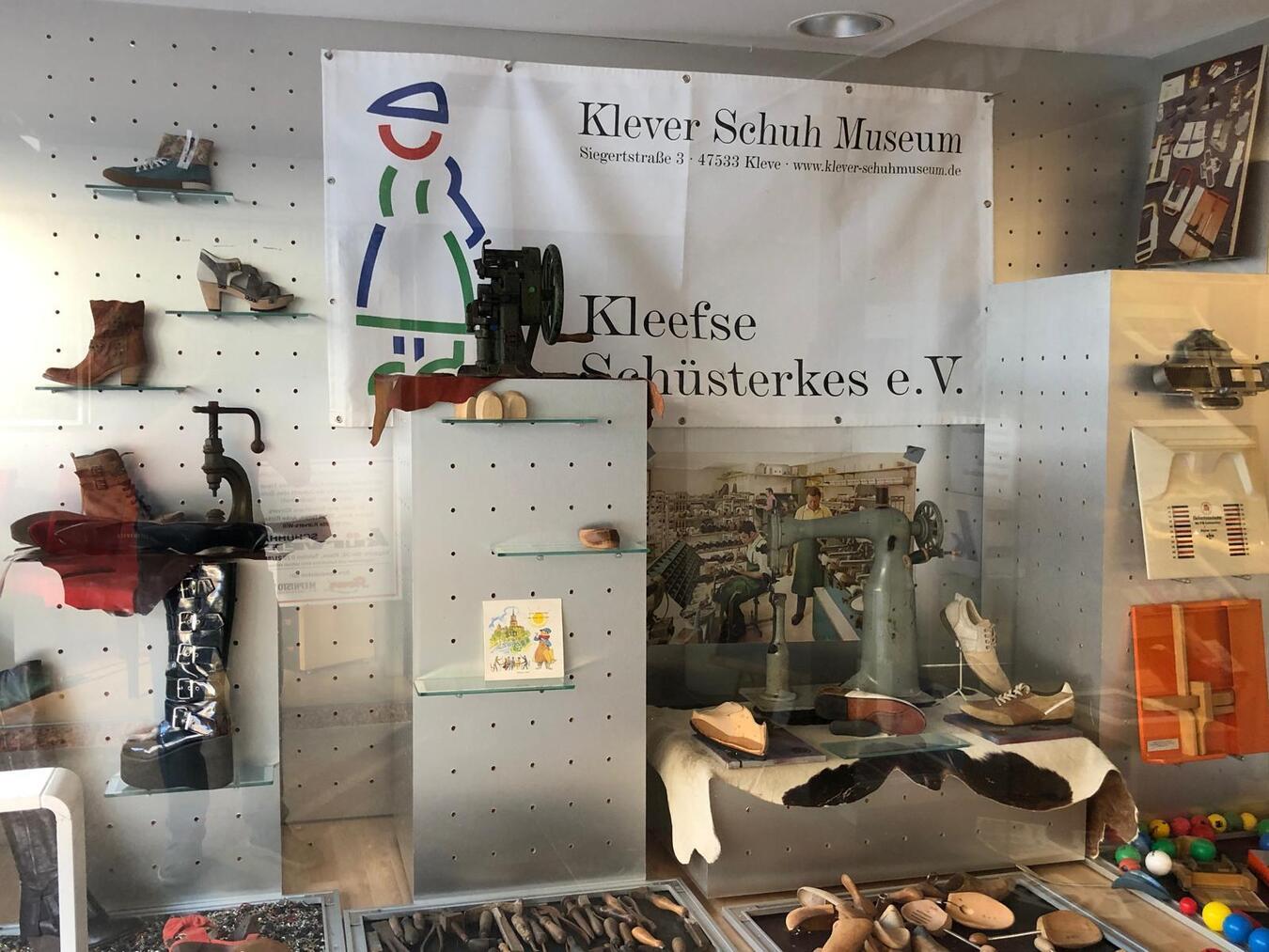 Exponate aus dem Schuhmuseum sind vorübergehend im ehemaligen Schuhhaus Kürvers zu sehen. Foto: Klever Schuhmuseum