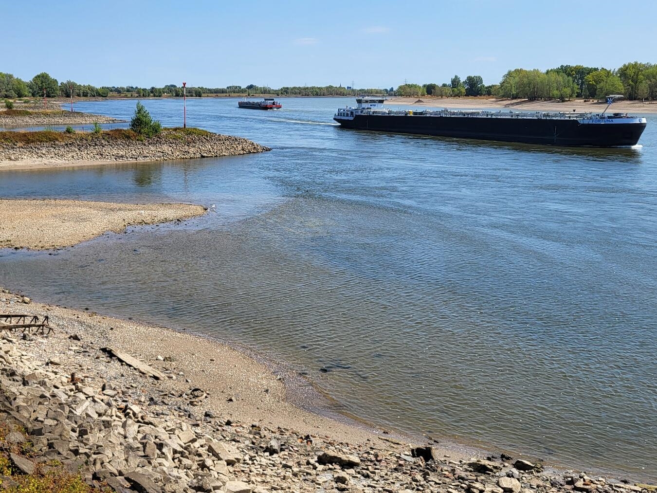 Rhein bei Emmerich und Rees: Niedrigwasser schränkt Schifffahrt immer stärker ein "Extremes Niedrigwasser im Rhein bei Rees, Flussbett sichtbar, Umweltveränderung"