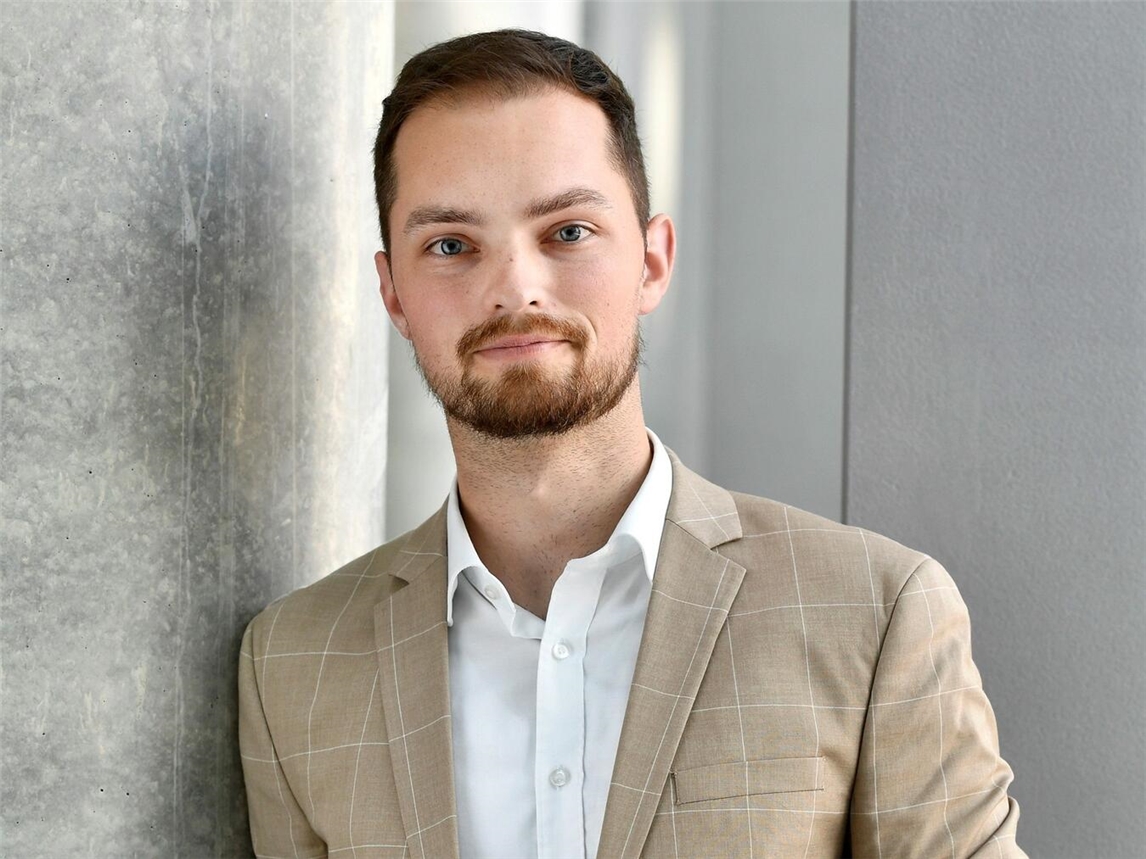 "Fabian Griewel, Verkehrs- und Logistikexperte der Niederrheinischen IHK, Portraitfoto"