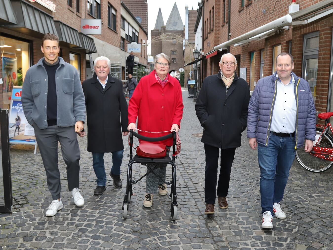 Fabian Zitzke, Heinz van Baal, Henny Knops, Wolfgang Pitz und Marc Groesdonk machen sich gemeinsam ein Bild vor Ort (v.l.). Foto: Falk Neutzer