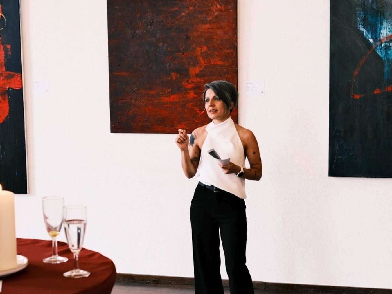 Fabienne Teichner bei der Eröffnung ihrer Ausstellung „Ungerade. Die Eigenart der Dinge“. Foto: Thilo Schwedmann
