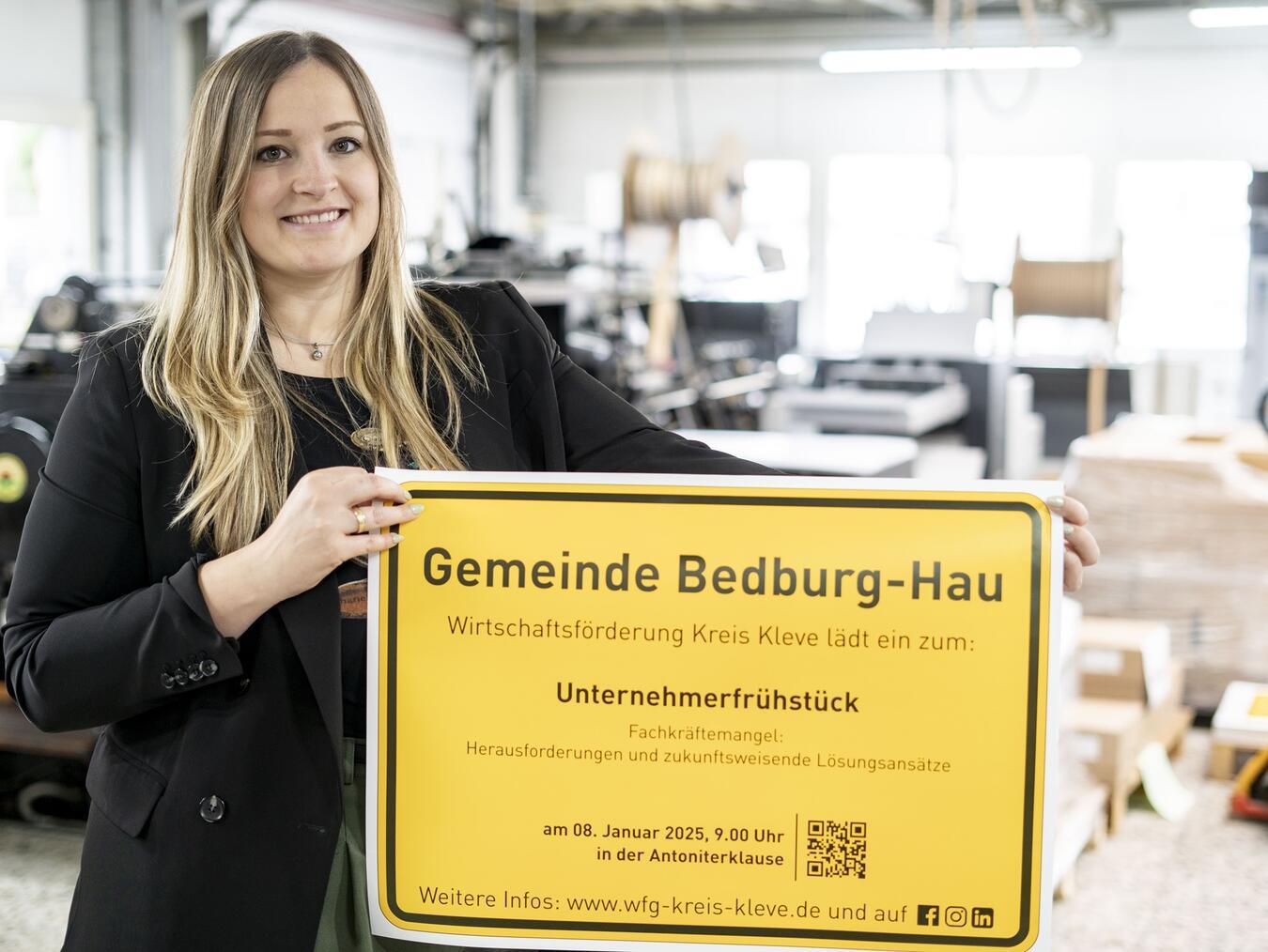 Fabienne van Lier von der Wirtschaftsförderung Kreis Kleve präsentiert die Einladung zum Unternehmerfrühstück. Foto: Wirtschaftsförderung Kreis Kleve